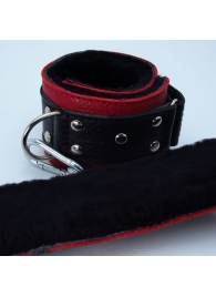 Красно-чёрные кожаные наручники с меховым подкладом - БДСМ Арсенал - купить с доставкой в Ессентуках