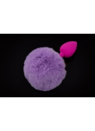 Маленькая розовая силиконовая пробка с пушистым фиолетовым хвостиком - Пикантные штучки